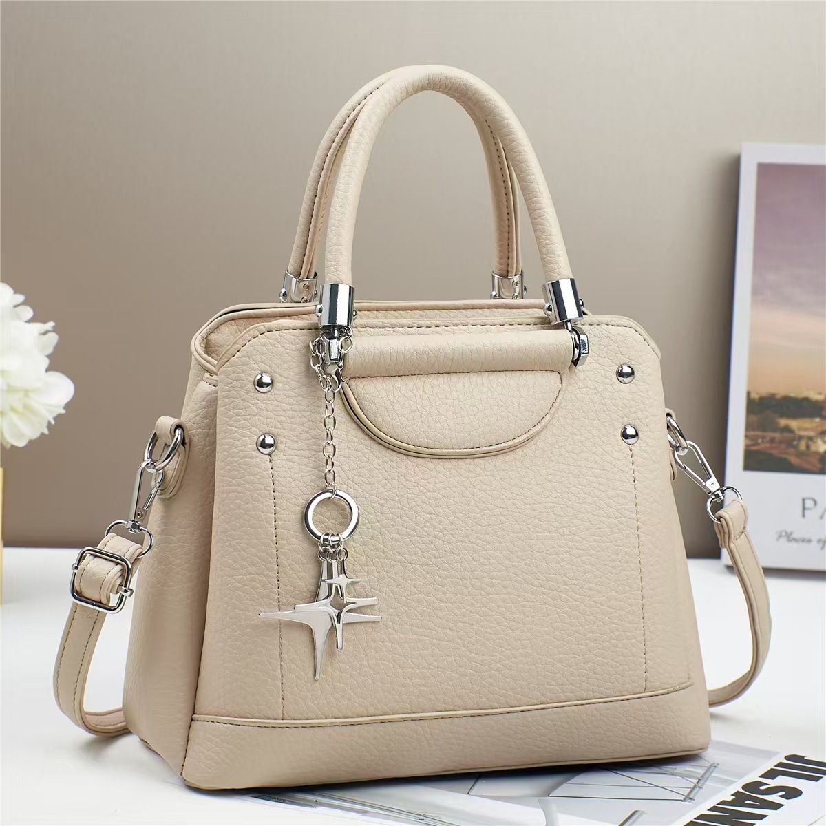 A high-end and exquisite handbag for women, a new 2024 large-capacity single-shoulder bag, a versatile and fashionable commuter bag for women details Picture