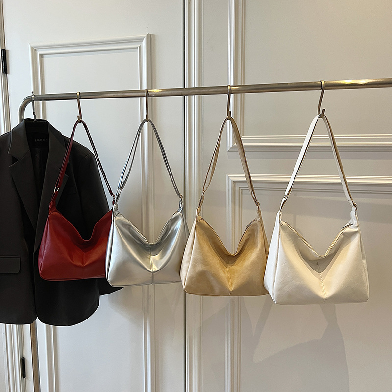Large-capacity, elegant and personalized bucket bag, retro tote bag, fashionable and simple single-shoulder crossbody bag for women's commuting under the armpits Application Scenario