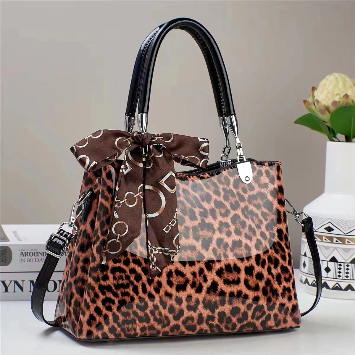 A versatile women's new retro leopard print handbag, a niche and versatile single-shoulder crossbody bag, a stylish and stylish princess bag full figure