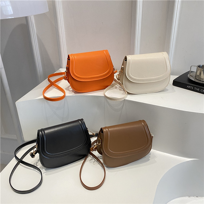 Korean style simple and retro crossbody bag for girls 2025 new trendy Japanese style simple saddle bag single-shoulder crossbody bag Application Scenario