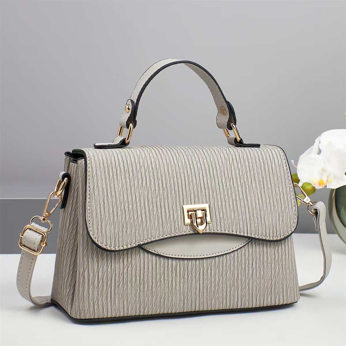 A new 2025 light luxury handbag for women, a simple, large-capacity, fashionable and versatile single-shoulder bag, and a niche crossbody bag Specification drawing