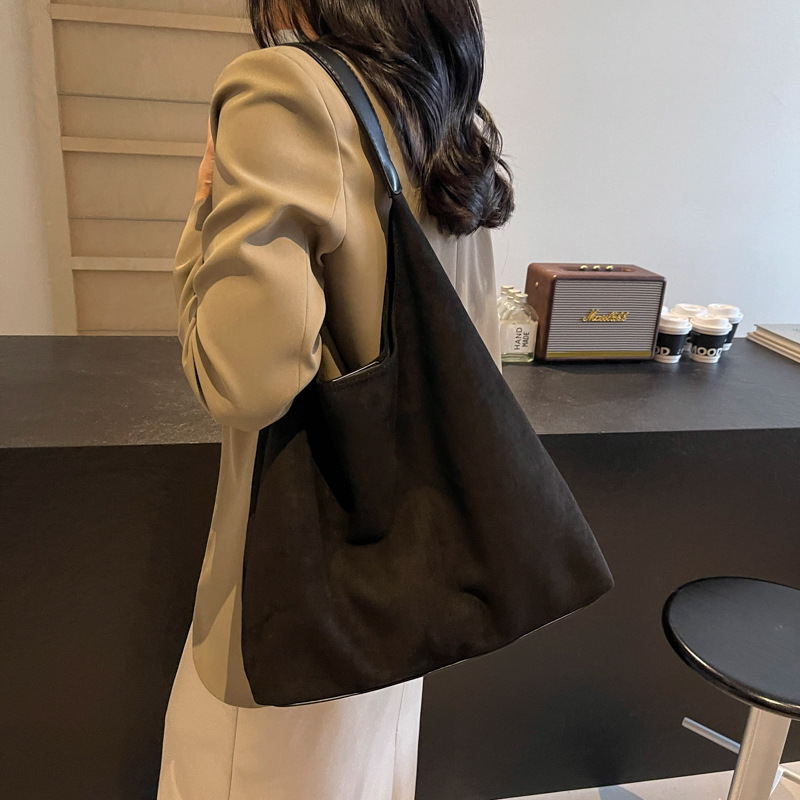 High-end, fashionable, retro matte tote bag for women 2024 new style, versatile for commuting and casual, single-shoulder underarm bag for mother and child Application Scenario