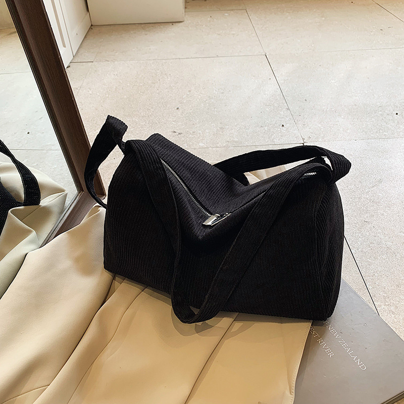 This is a new 2024 trendy, versatile, retro, large-capacity single-shoulder underarm bag for women. It exudes a sense of relaxation and sophistication Specification drawing