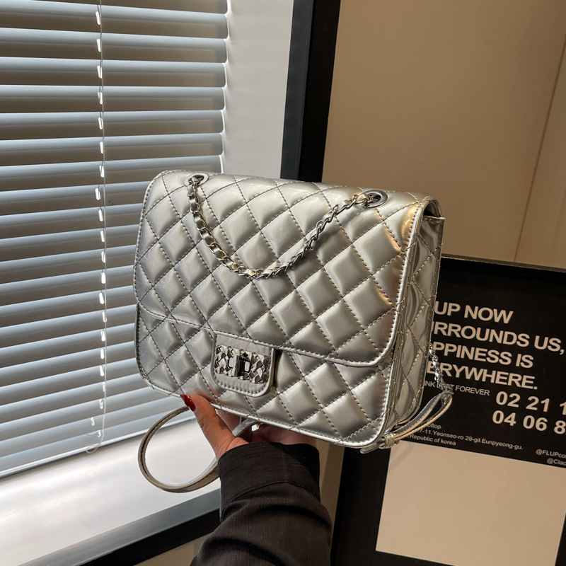 A niche design square bag for women, a new 2024 school-style patent leather chanel-style fashionable chain handbag details Picture