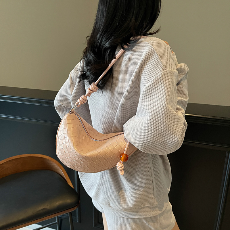 Cross-border retro versatile underarm bag for women 2025 new niche woven saddle bag, trendy and casual crossbody bag details Picture