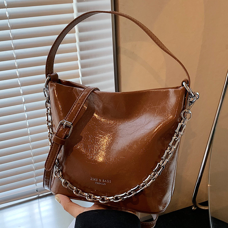 High-end oil wax leather bag for women, 2024 new style fashionable carrying bag, single-shoulder crossbody bag, casual bucket bag full figure