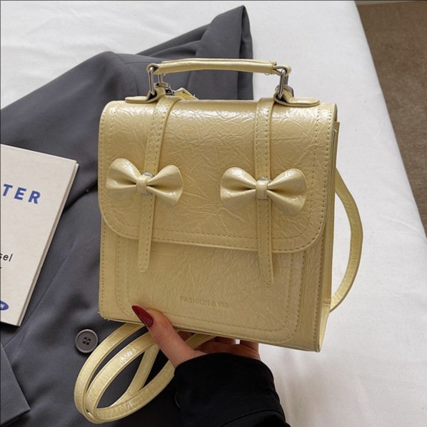 2025 New stylish small backpack, fashionable and versatile shoulder bag, Korean-style handbag, simple women's bag, stylish backpack full figure