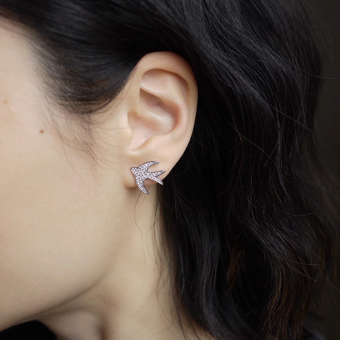 Xuhui exquisite and light luxury copper plated with real gold and zircon 925 silver needle swallow fashionable and elegant stud earrings full figure