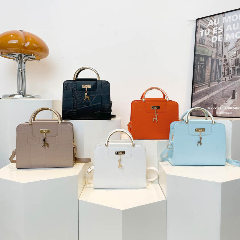 Large-capacity, aesthetically pleasing pendant, fashionable 2025 spring style lady's wavy crossbody shoulder bag Application Scenario