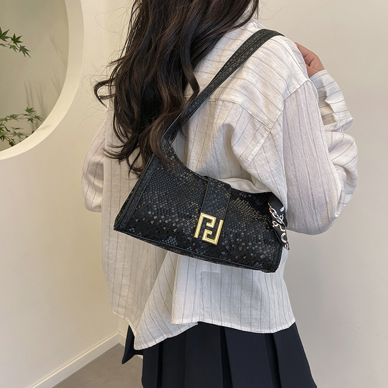 The new spring 2025 single-shoulder bag is fashionable, trendy and features a niche design. The underarm bag is unique and stylish. The crescent bag is unique and stylish Specification drawing