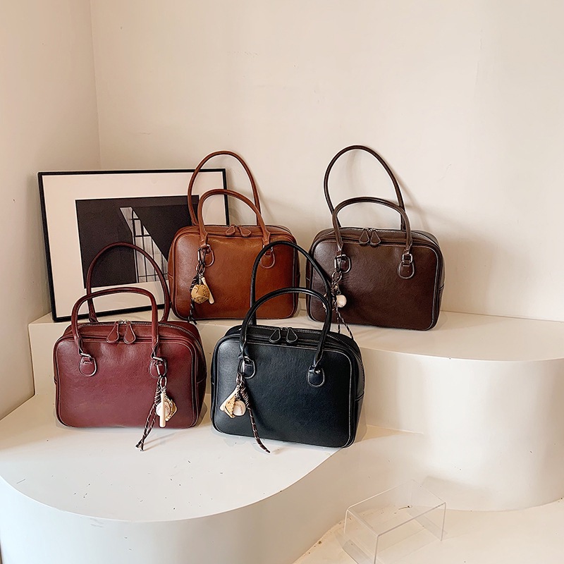 Cross-border 2024 new Korean retro niche fashion versatile single-shoulder handbag, tote bag, large-capacity women's bag Application Scenario