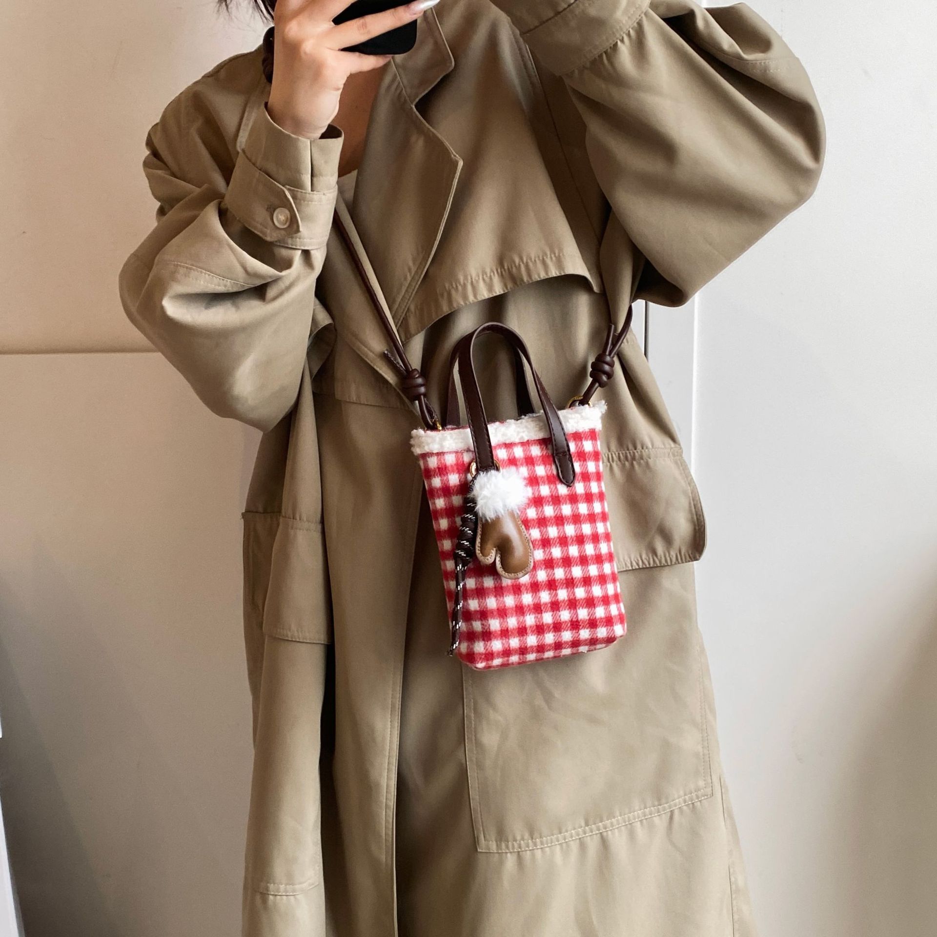 A retro and niche leopard print bag for women in 2024, a fashionable, simple and versatile crossbody bag, and a super popular mobile phone case Application Scenario