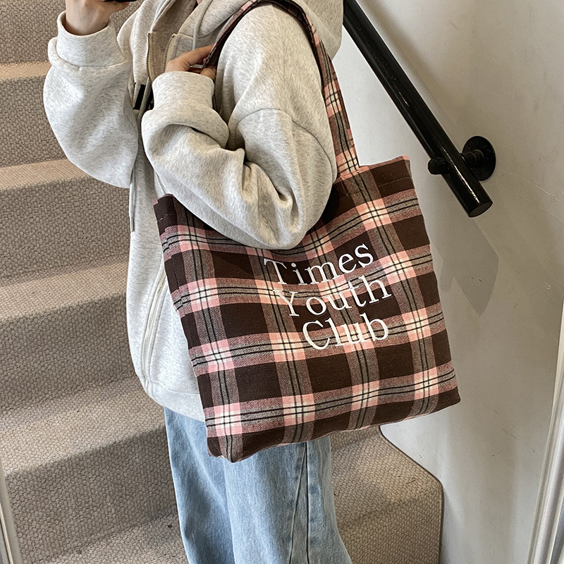 Casual and simple embroidered checkered canvas bag for women, 2024 new large-capacity lazy style cloth bag commuter tote bag Application Scenario
