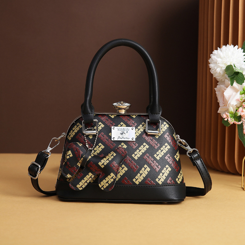 The popular shell-shaped small bag for women in the summer of 2023 features fashionable printed hand-held shoulder bags and versatile crossbody bags full figure