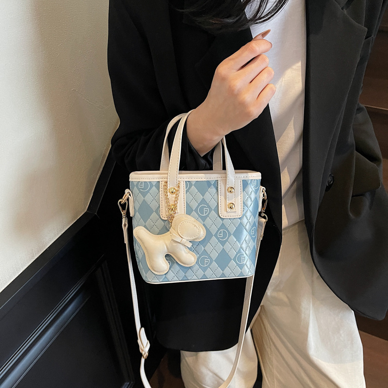 The 2025 new trendy, versatile and high-end hand-held bucket bag is a fashionable diamond-shaped single-shoulder crossbody bag for high school girls details Picture