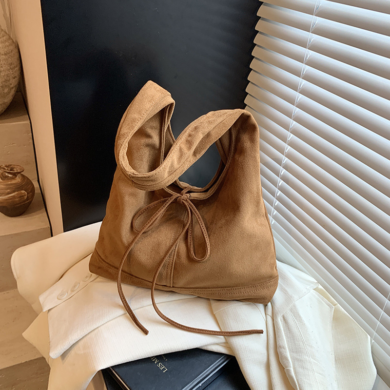 Casual soft-faced, large-capacity commuter bag for women 2024 new style, fashionable and retro single-shoulder bag, versatile tote bucket bag details Picture