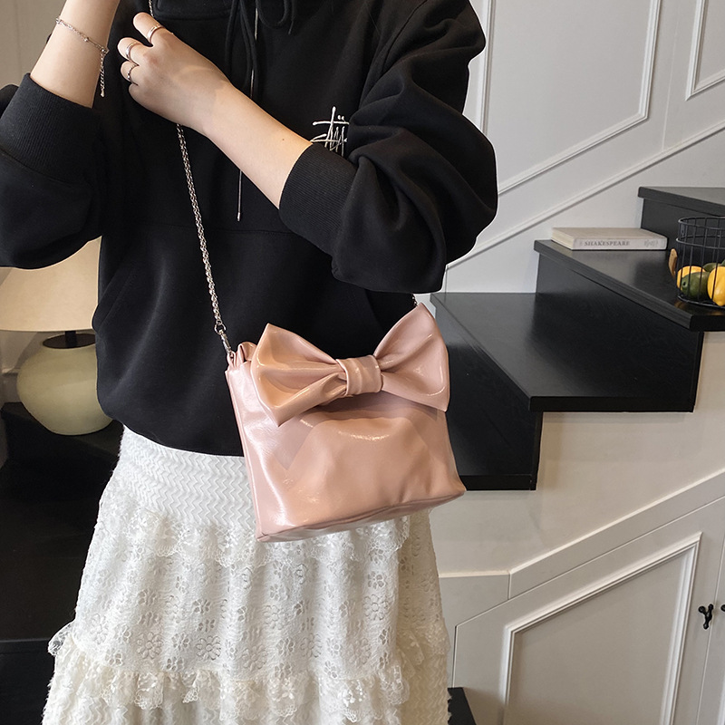 Fashionable and simple tote bag for women 2025 summer, new large-capacity single-shoulder bag for work and commuting, a niche quality chain bag details Picture