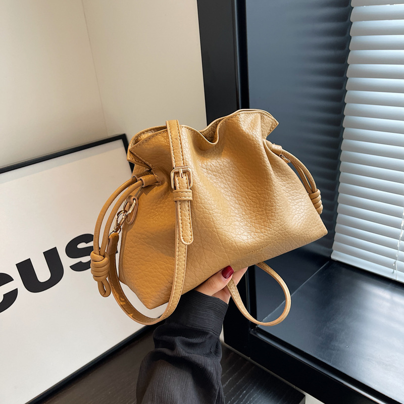 A high-end, niche crossbody lucky bag for women 2023, a trendy large-capacity drawstring bucket bag for work and commuting full figure