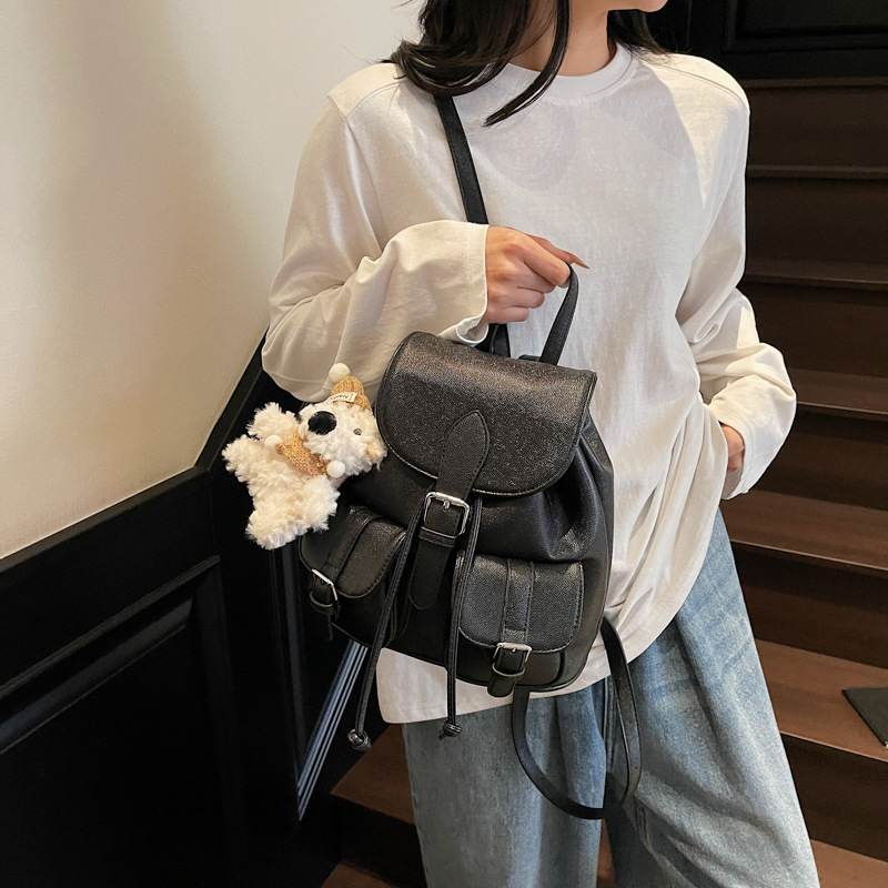 High-end, fashionable and stylish, light luxury, large-capacity small backpack for women, 2025 new style, casual, versatile and simple backpack Application Scenario