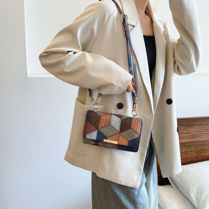This retro texture patchwork color-blocking small square bag is a stylish and versatile single-shoulder bag for the 2024 autumn collection, as well as a commuter crossbody bag details Picture