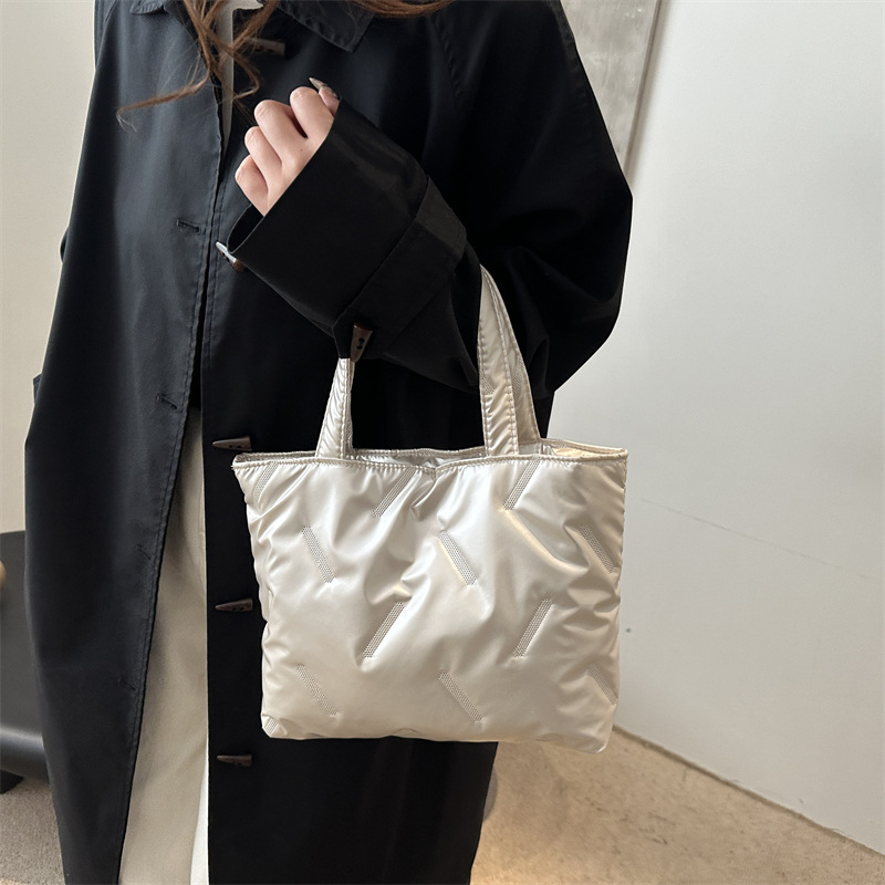 The new winter 2024 shiny space cotton jacket, single-shoulder hand-held women's bag, casual, stylish and large-capacity tote bag Specification drawing
