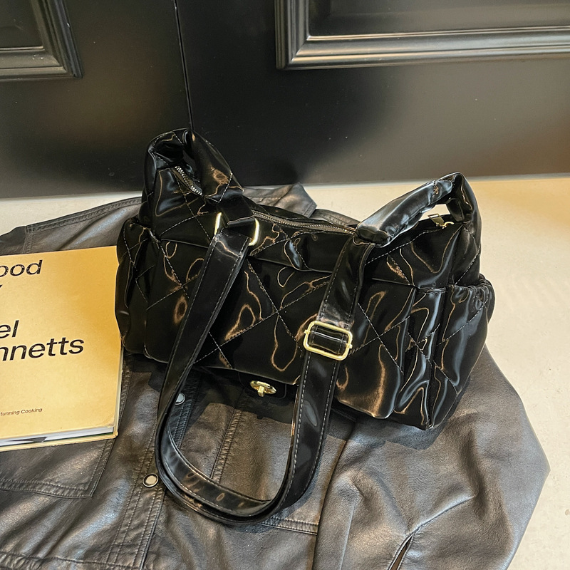A high-capacity casual commuting bag for women in 2024, a high-end and versatile single-shoulder crossbody bag and a hand-held Boston bag details Picture