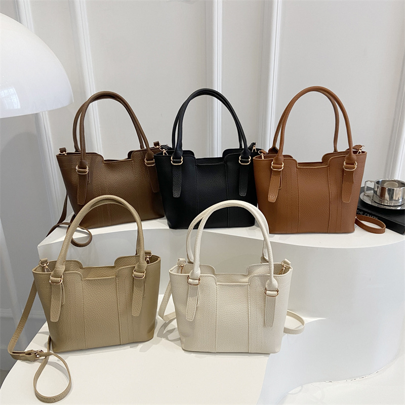 This year, the popular small bags are the 2025 new women's bags, which are high-end, retro, versatile, crossbody bags and fashionable hand-held bucket bags Application Scenario