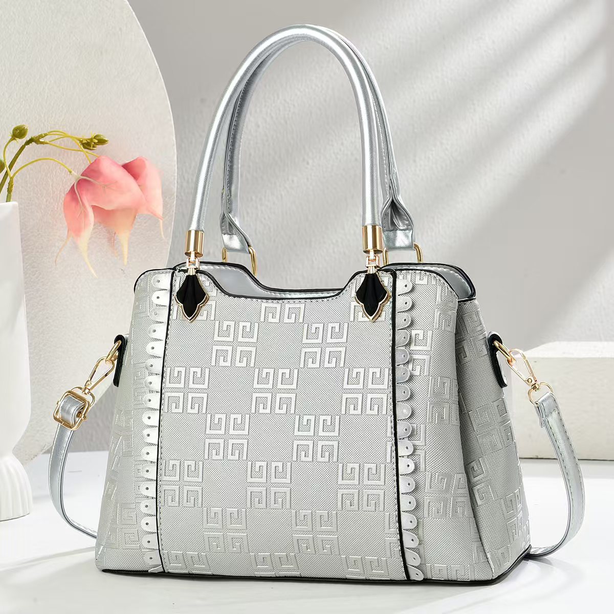 2025 Women's single-shoulder handbag embossed commuter crossbody bag manufacturer in stock wholesale high appearance level and elegant single-shoulder bag details Picture