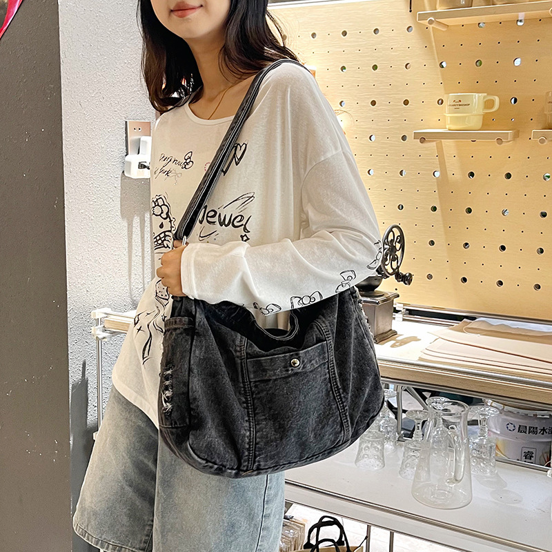 This year, washed denim bags, large-capacity crossbody bags, student class bags, Japanese-style canvas bags, and Korean-style simple ones are in vogue details Picture