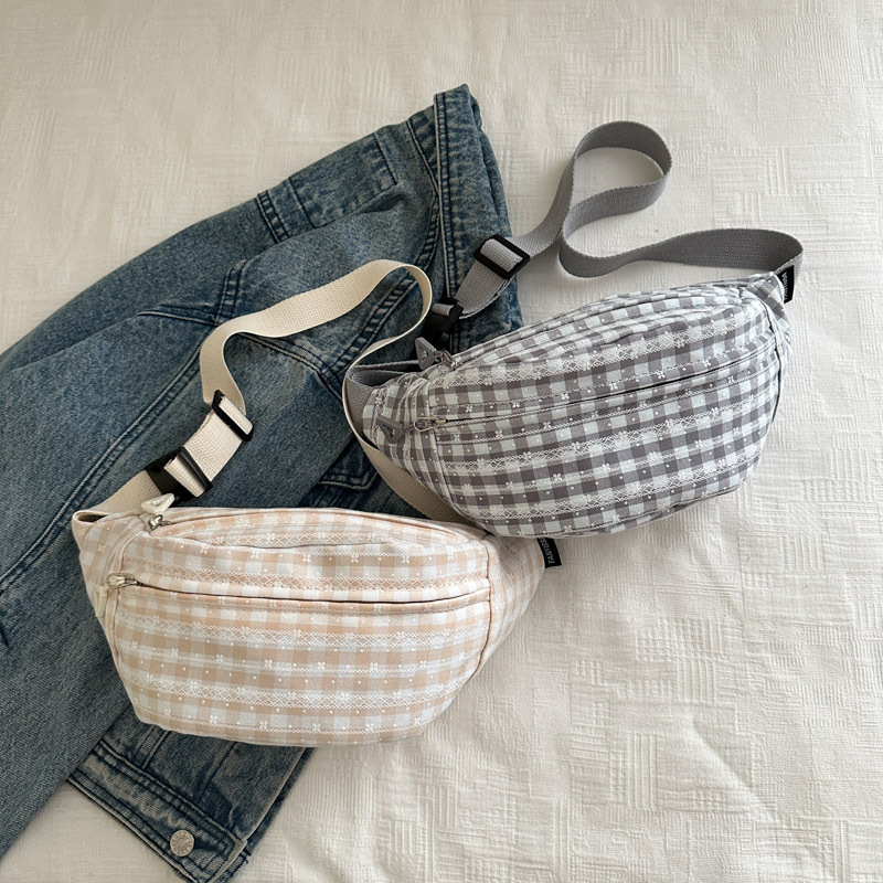 Korean checkered women's saddle bag, a new summer 2025 trendy, casual, sporty and simple crossbody bag for women Application Scenario