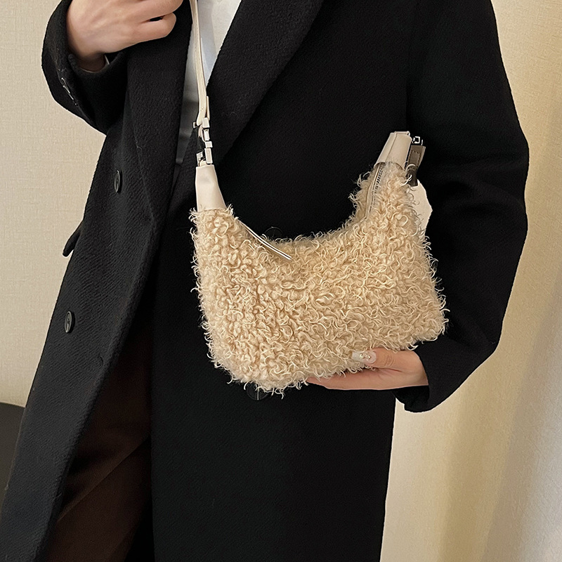 Fluffy bag for women 2024 New style casual and cute single-shoulder crossbody bag, Korean-style versatile furry armpit commuter bag Application Scenario
