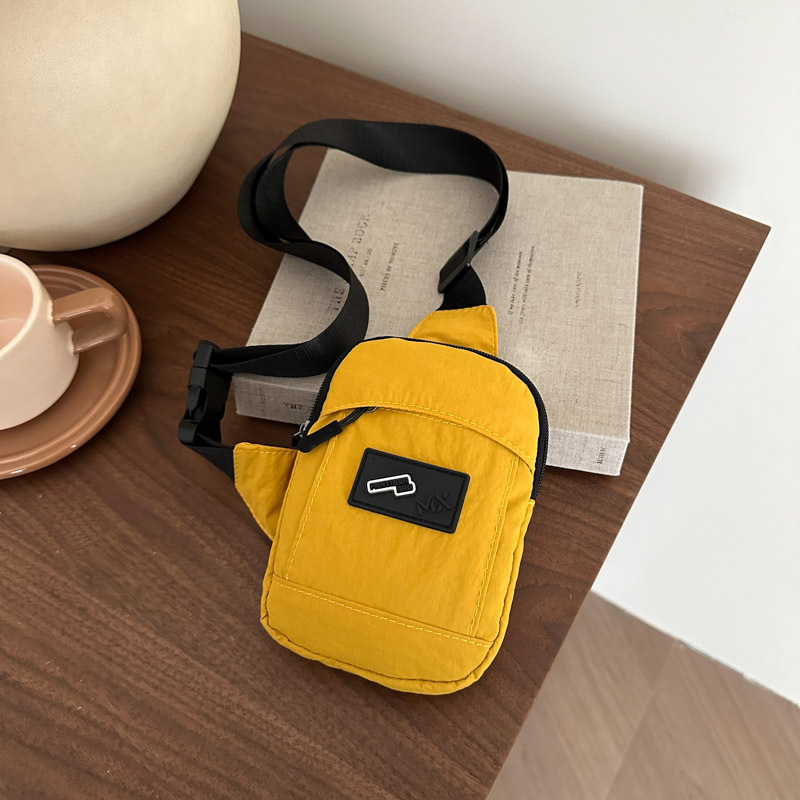 The 2025 summer new multi-functional sports crossbody bag, large-capacity waterproof crossbody bag, fashionable and trendy mobile phone bag full figure