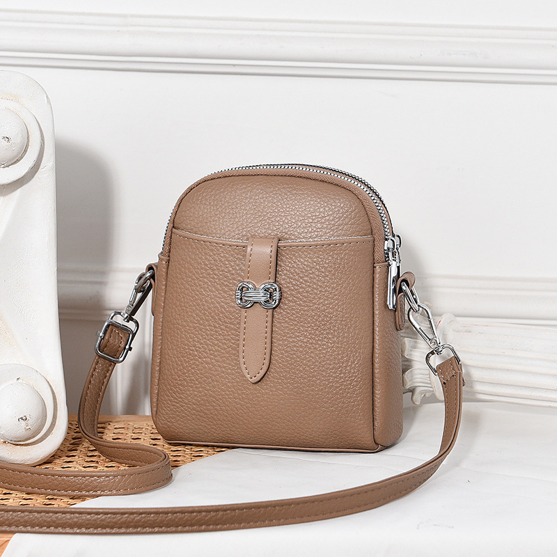 Factory wholesale of new summer 2025 small crossbody bags, candy single-shoulder crossbody bags and mobile phone bags for women full figure