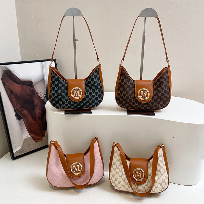 A new French niche printed underarm bag for women in spring 2025, a versatile and trendy single-shoulder bag for commuting Application Scenario