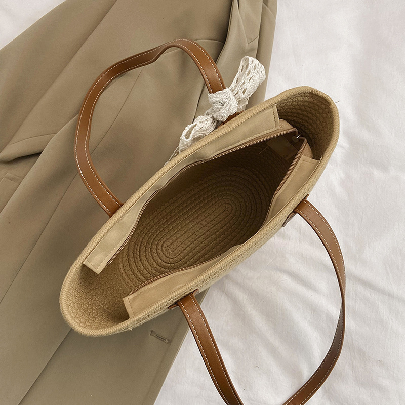Large-capacity commuter tote bag, stylish single-shoulder straw woven bag, new summer casual seaside vacation woven bag Application Scenario