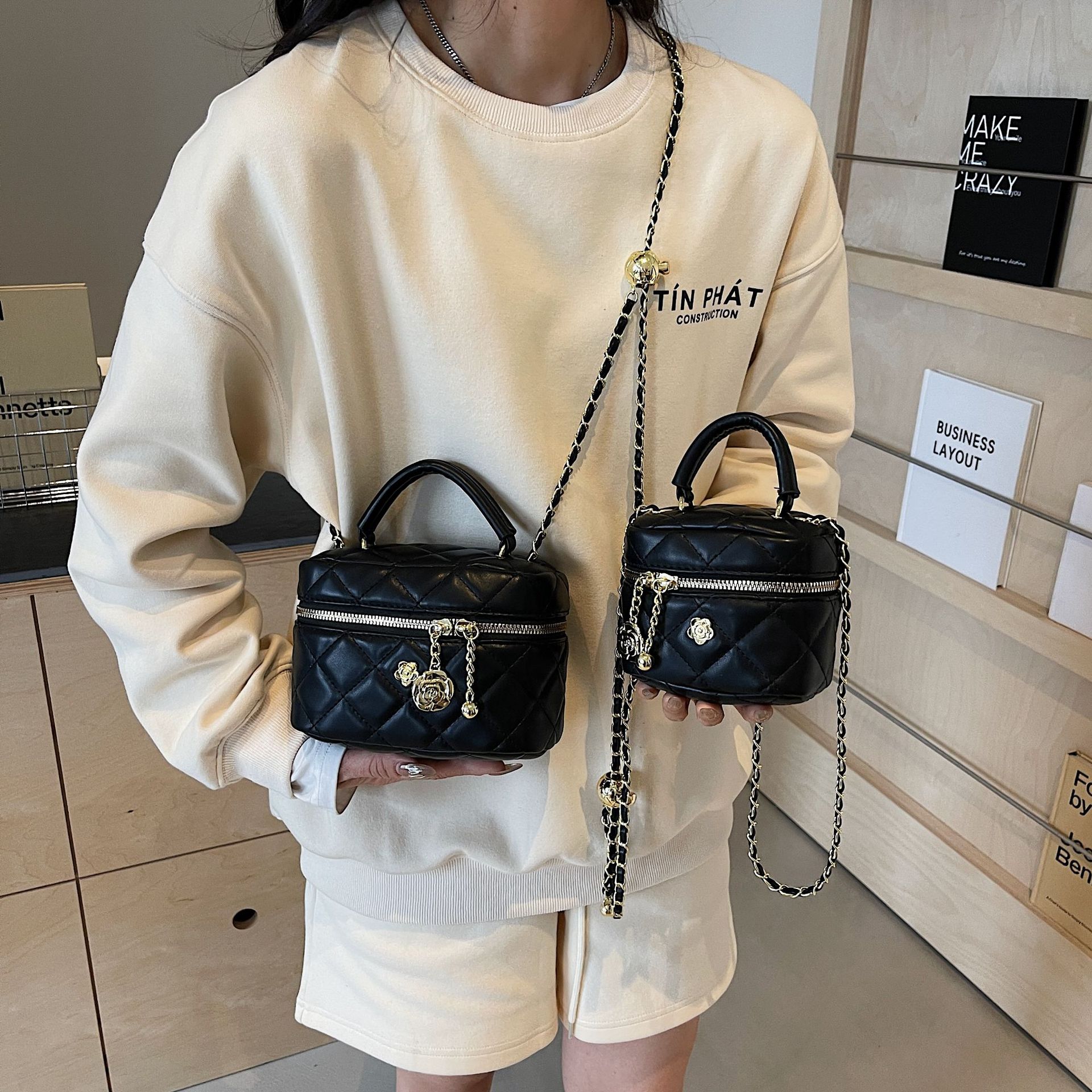 Xiaoxiangfeng diamond-shaped chain single-shoulder bag, a new summer handbag for women in 2025. It features a niche design and is a small square crossbody bag Specification drawing
