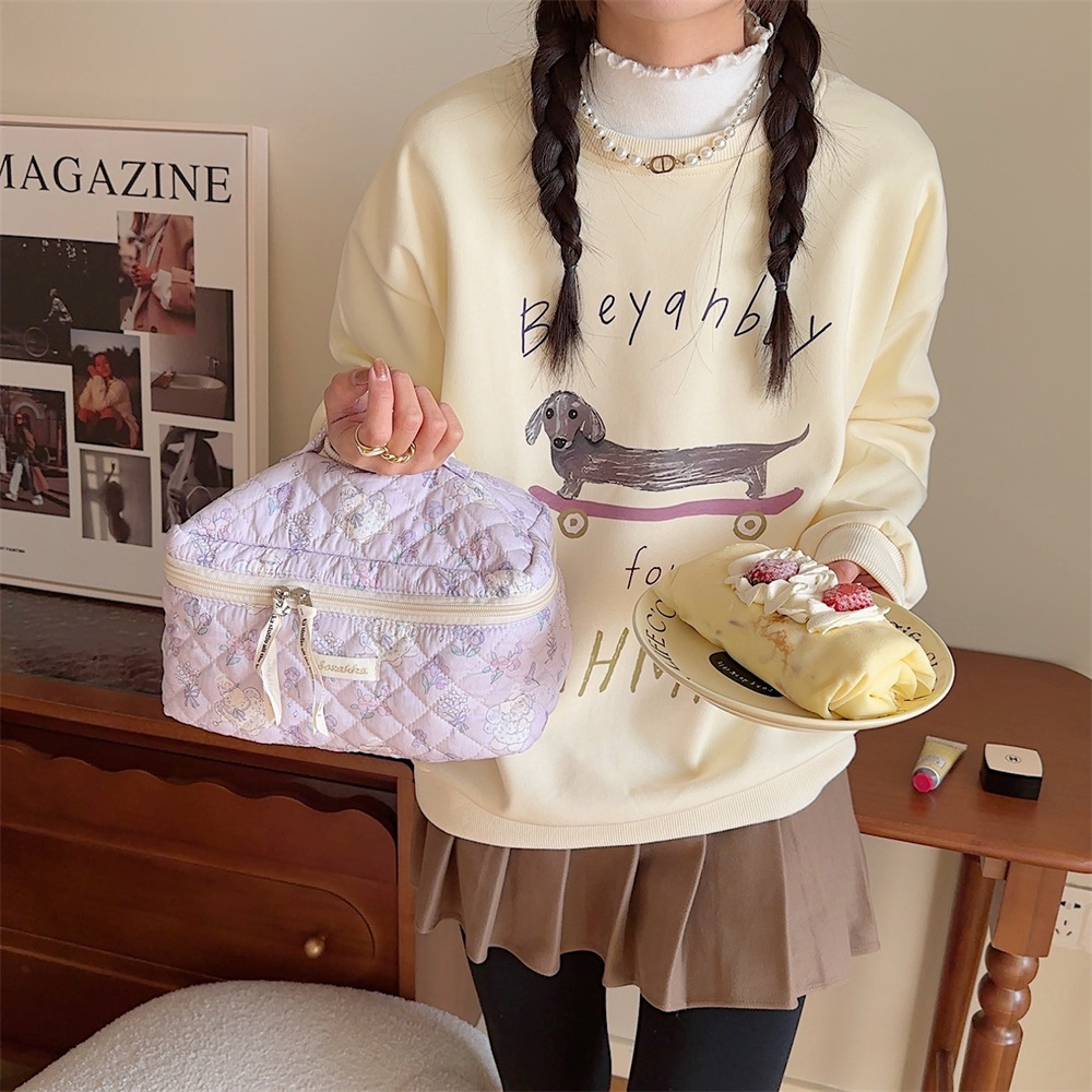 312283 ins cartoon hand-held makeup bag, cute large-capacity portable skin care product storage bag, travel toiletry bag Application Scenario