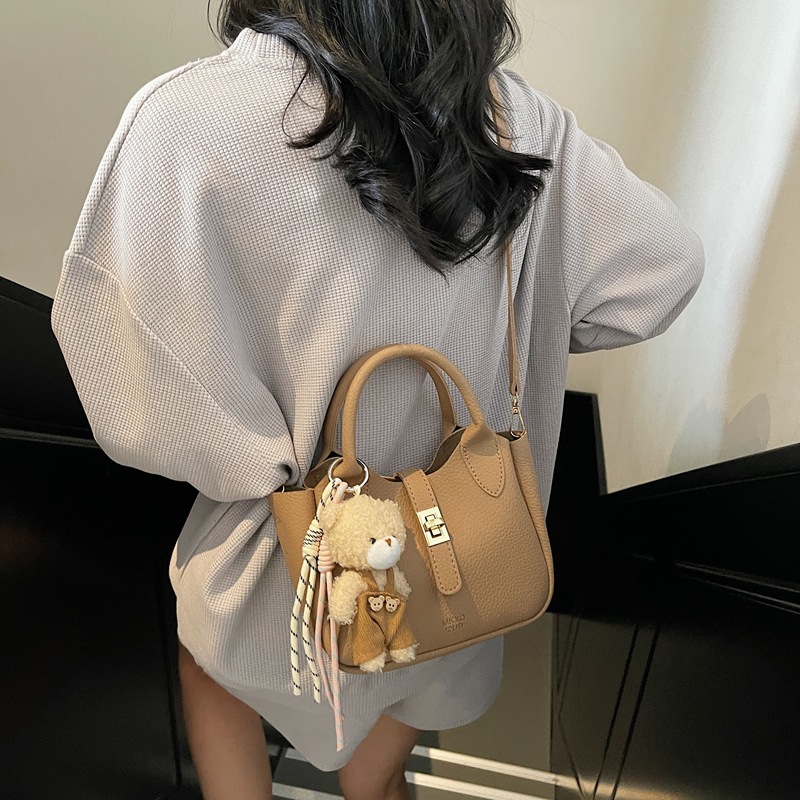 The 2025 new soft leather fashionable commuting hand-held bucket bag is a cute and versatile, stylish and casual single-shoulder crossbody bag Specification drawing