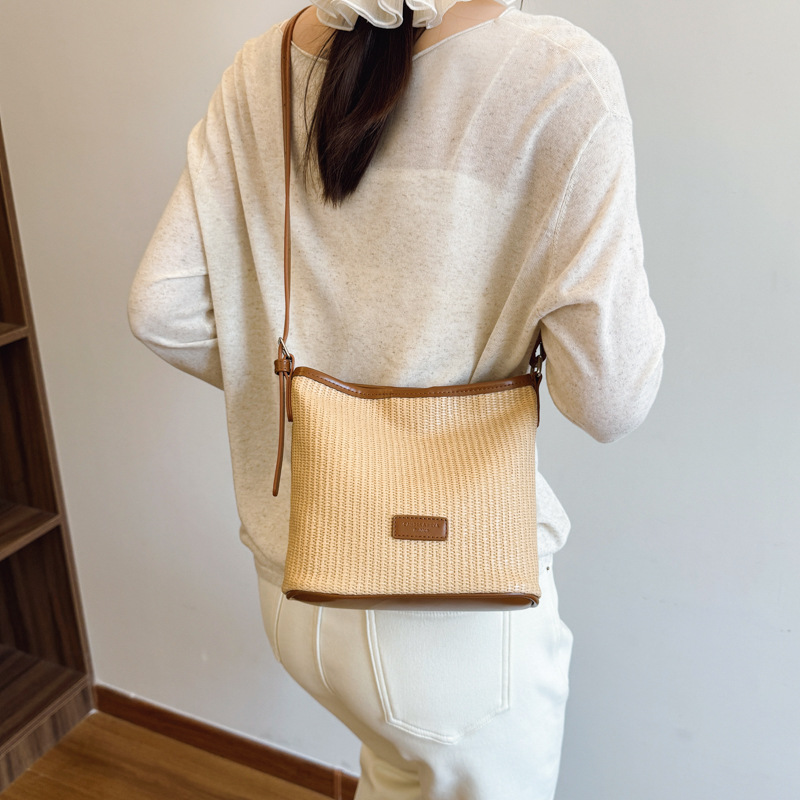 2025 New summer niche design bucket bag, women's retro and fashionable single-shoulder bag, large capacity and versatile crossbody bag Application Scenario