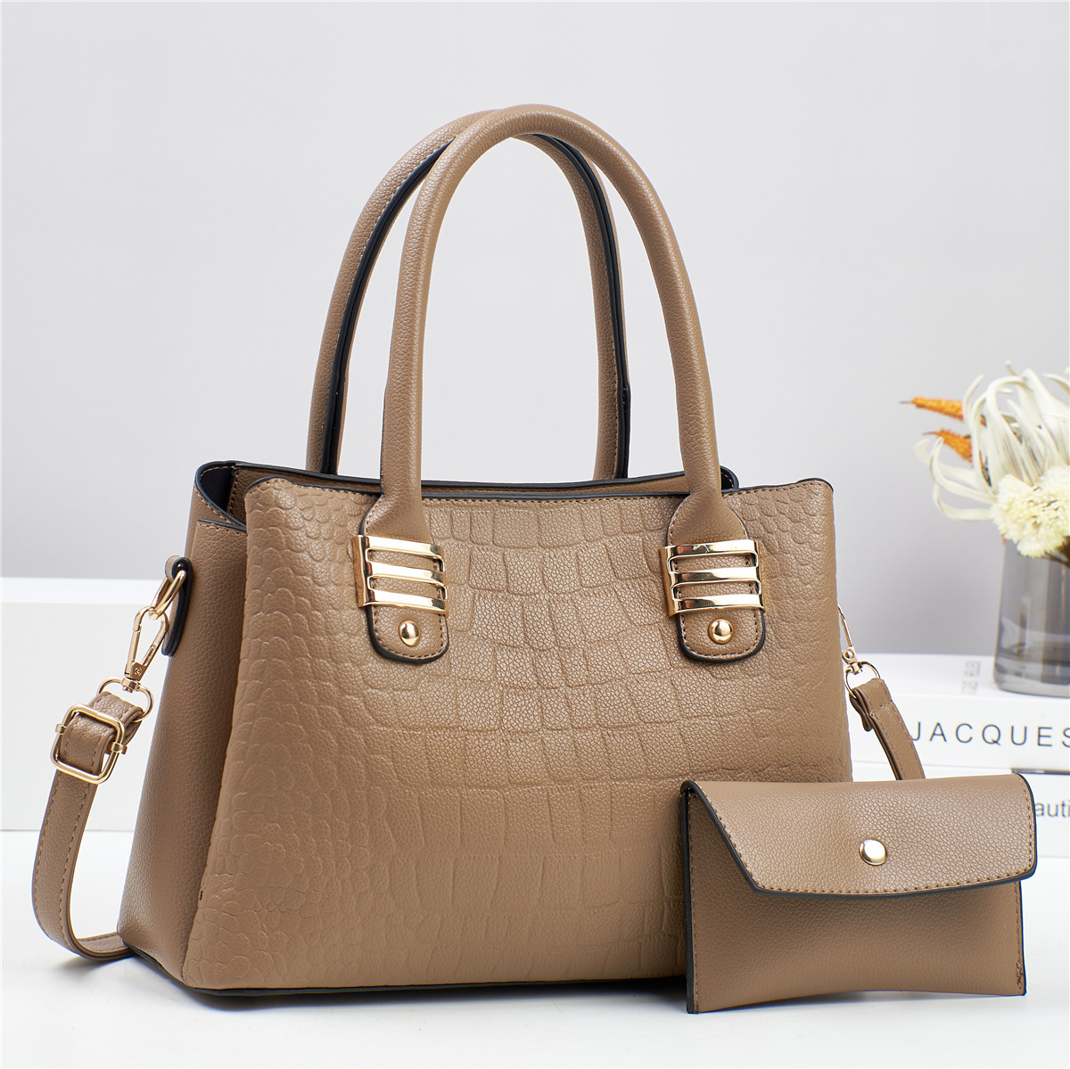 A grand and versatile 2024 new style of manufacturer's export fashion handbag, a best-selling women's bag, summer single-shoulder crossbody bag details Picture