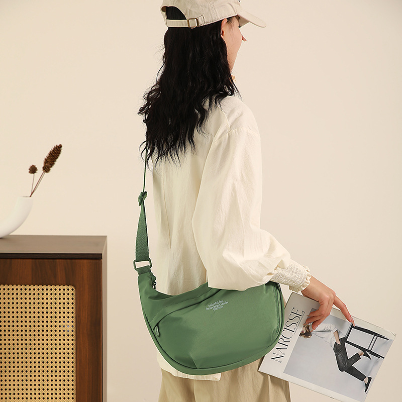 Colorful Fox crossbody bag for Women, new large-capacity nylon single-shoulder bag, lightweight travel, water-resistant dumpling bag Specification drawing