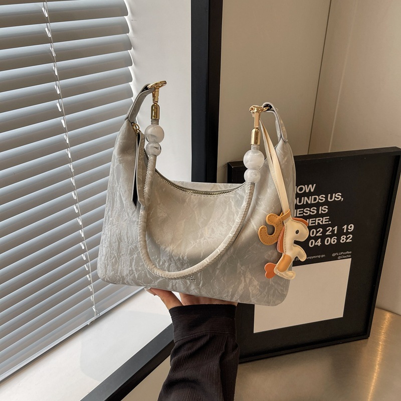 A high-end, light luxury and niche handbag for women, a new 2025 fashionable Korean version large-capacity commuting crossbody dumpling underarm bag details Picture