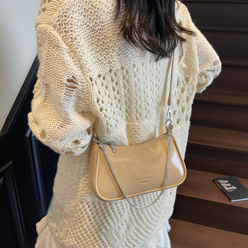 Women's chain crescent moon bag, versatile underarm bag, 2025 new light luxury shoulder bag, niche high-end crossbody bag Application Scenario