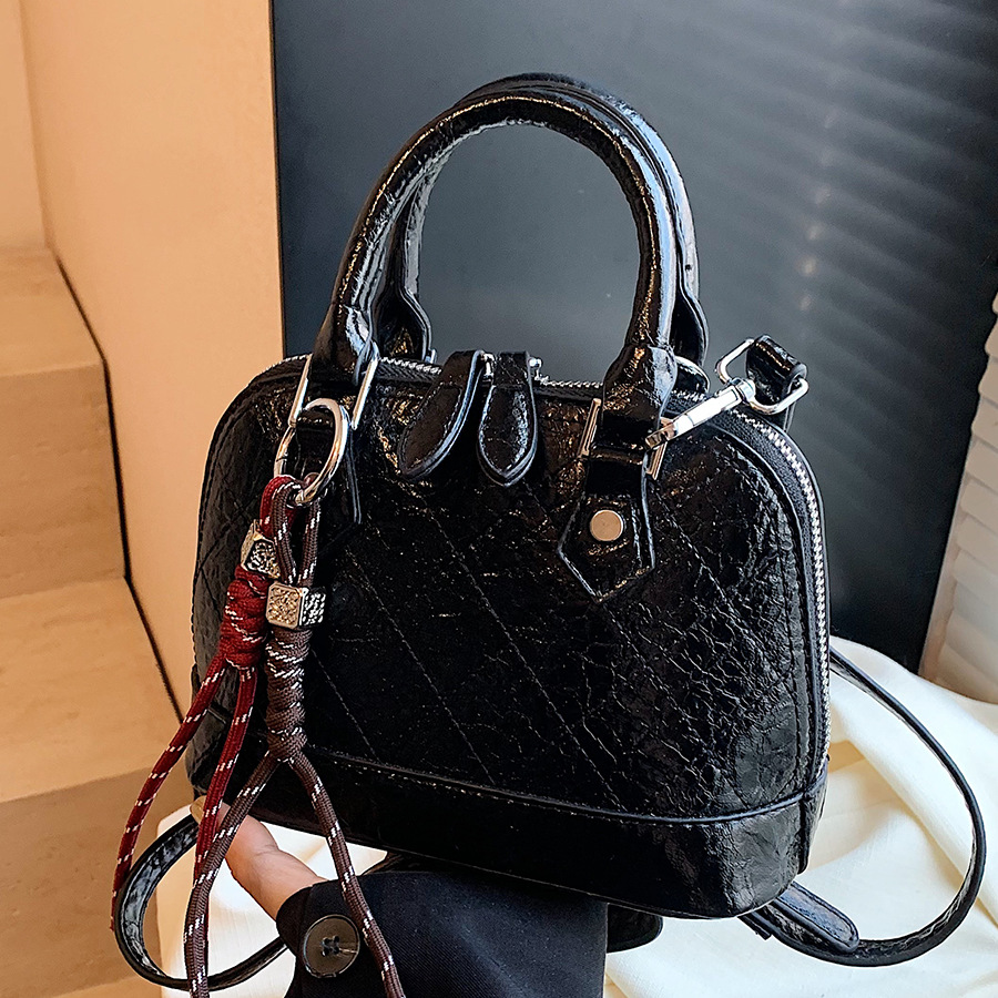 A niche, light luxury, high-end soft leather bag for women, 2024 new crossbody bag, texture handbag, versatile and fashionable shell bag full figure