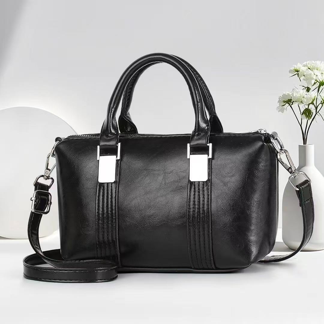 A fashionable women's handbag with solid color and texture, a crossbody bag, a new simple commuting handbag and tote bag for the autumn and winter of 2025, looking stylish full figure