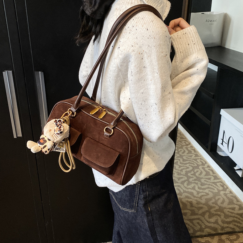 This year, Boston bags are in vogue. The new 2024 model of women's large-capacity, fashionable and retro single-shoulder armpit commuter pillow bag is in vogue Application Scenario