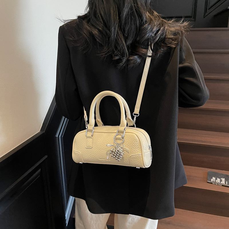 A high-end and trendy hand-held pillow bag for women, a new summer casual and niche design, single-shoulder crossbody bag for 2025 Specification drawing