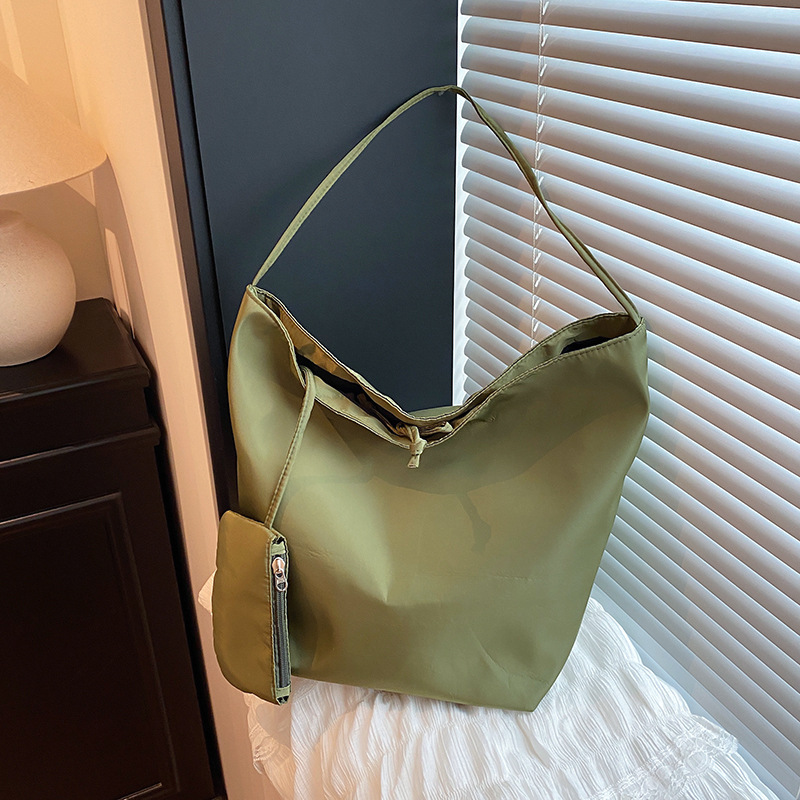 Korean-style simple nylon large-capacity fabric bag 2025 new laid-back style casual and versatile single-shoulder tote bag full figure