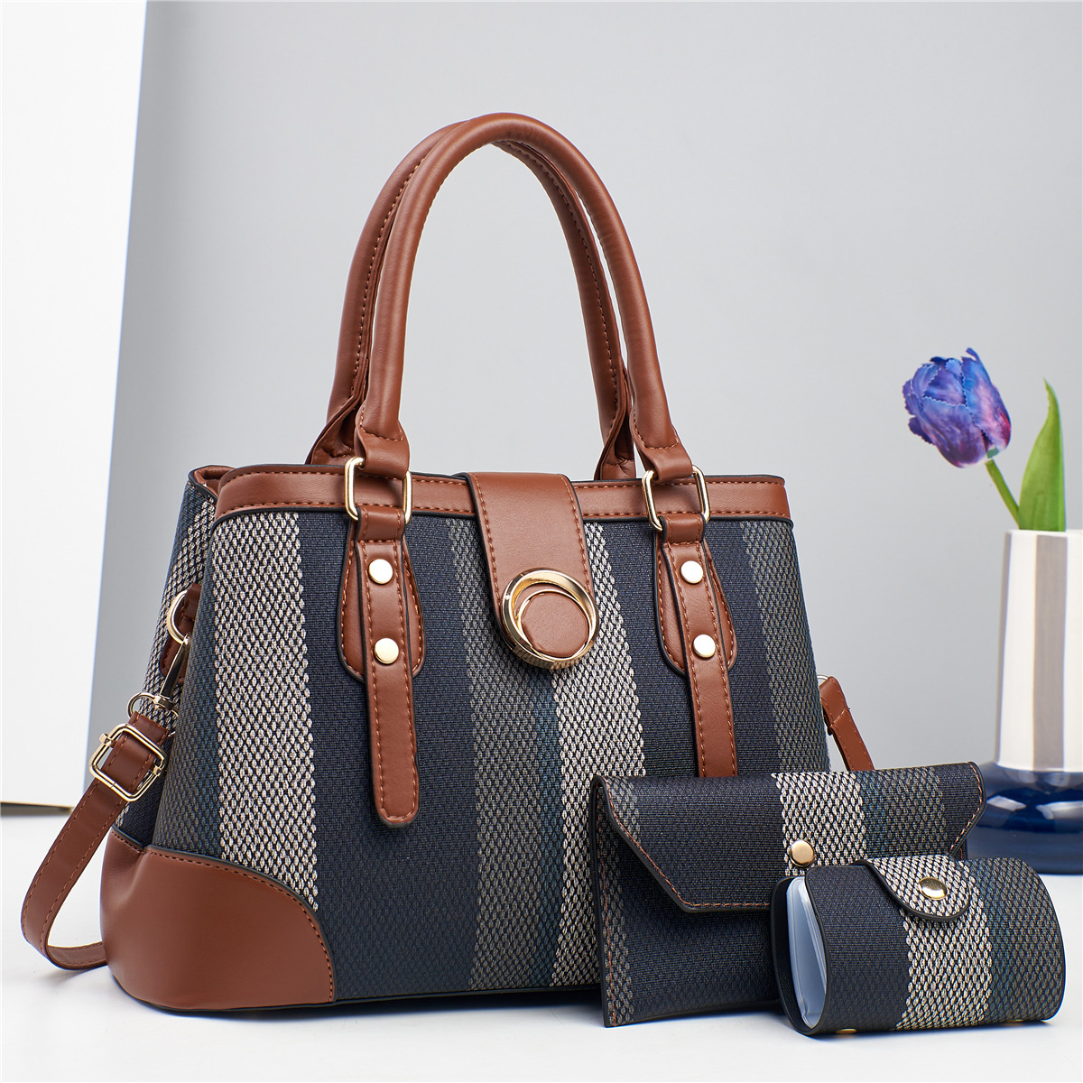 A new large-capacity multi-layer single-shoulder crossbody bag, a three-piece set of patchwork canvas, a fashionable cross-border versatile handbag in multiple colors full figure