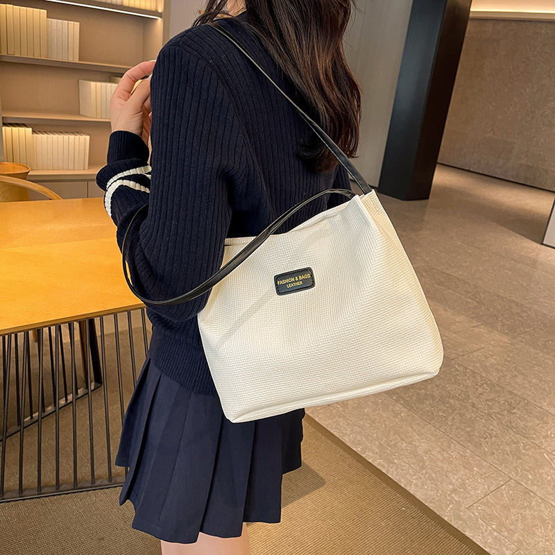 Cross-border color-blocking bag for women 2024 early autumn new style, fashionable texture, trendy and stylish commuter bucket tote bag details Picture